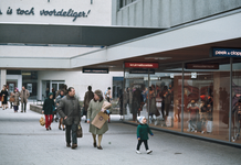 22974 Gezicht in een van de straten van het winkelcentrum Overvecht (Roelantdreef) te Utrecht.